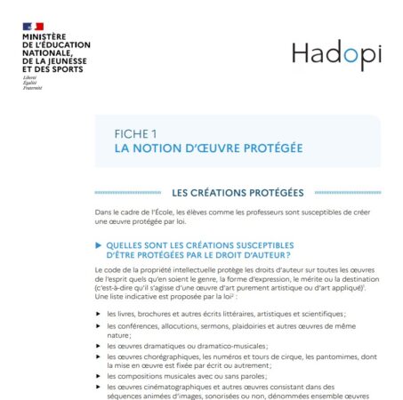 Dans le cadre de l'école, élèves créant des œuvres protégées par le droit d'auteur.