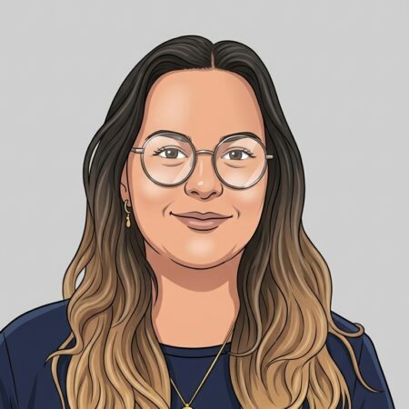 Une femme souriante portant un t-shirt bleu avec logo, lunettes et tatouage, portrait.